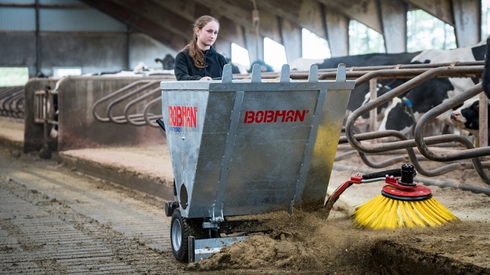 Bobman FRONTLOAD — самозагружающаяся машина в коровнике
