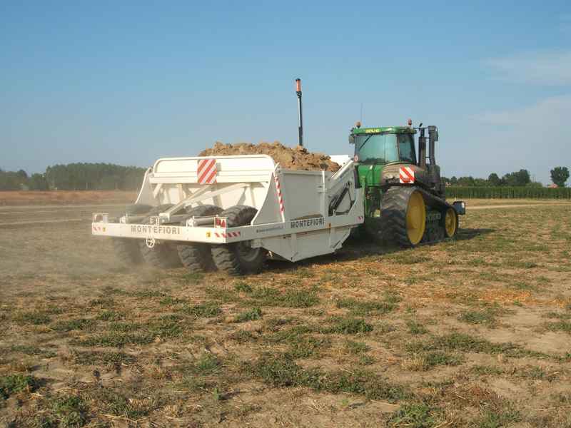 Скрепер Montefiori с трактором John Deere — перемещение грунта на поле